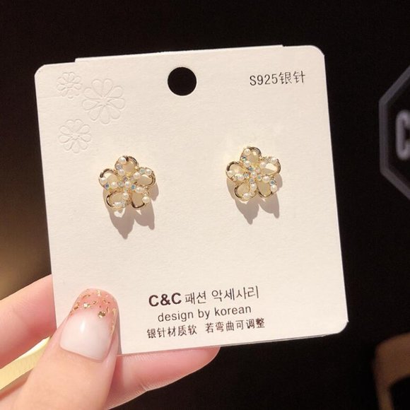 Stud Pearl Flower Earrings - Picture 1 of 3